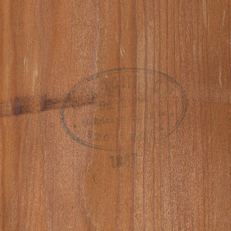 Klädskåp från omkring år 1900.