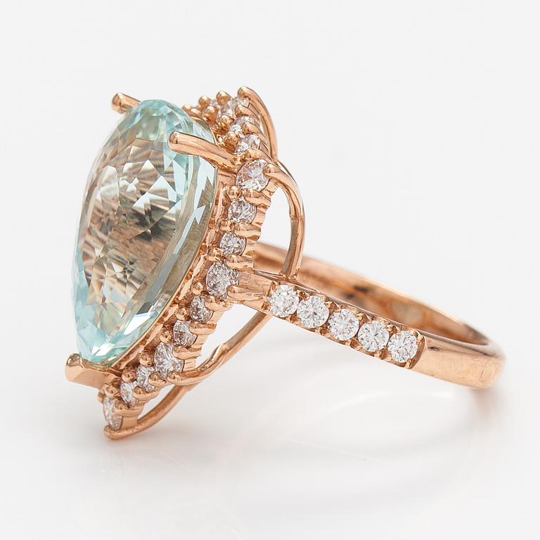 Ring, 18K roséguld, diamanter ca 1.44 ct tot och akvamarin ca 12.94 ct. IGI-certifikat.