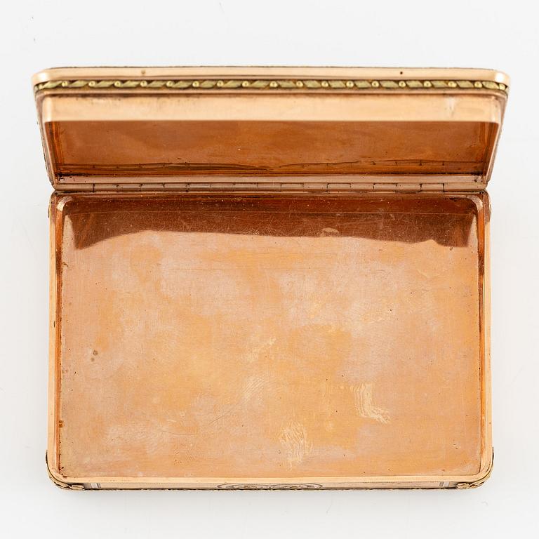 An early 19th century 14K gold box 'en deux couleurs' and enamel miniature, unmarked, possibly Switzerland.