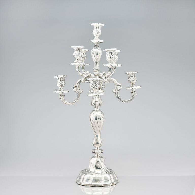 Hermann Julius Wilm, kandelabrar, silver 750, ett par, Louis XV-stil, Berlin, omkring år 1900.