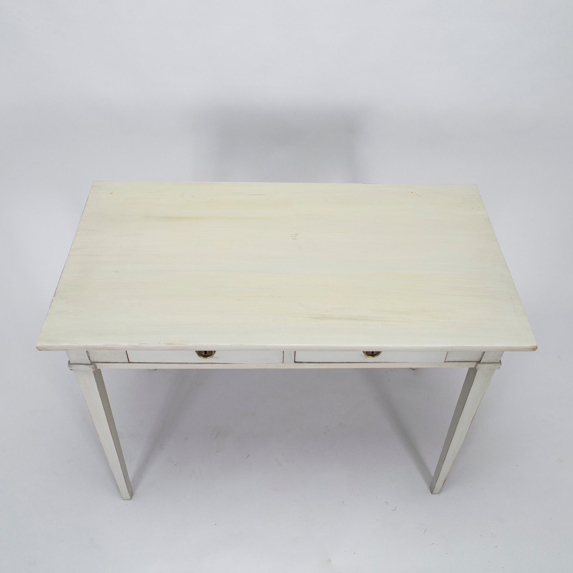 Skrivbord, gustaviansk stil, 1900-tal och stol, gustavianskt provinsarbete, 1700-talets slut.