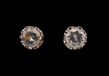 KORVAKORUT, briljanttihiottuja timantteja n. 1.25 ct. 18K valkokultaa. Paino 3,2 g.