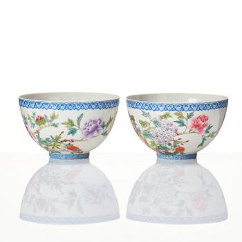 A pair of Chinese bowls, 20th Century.