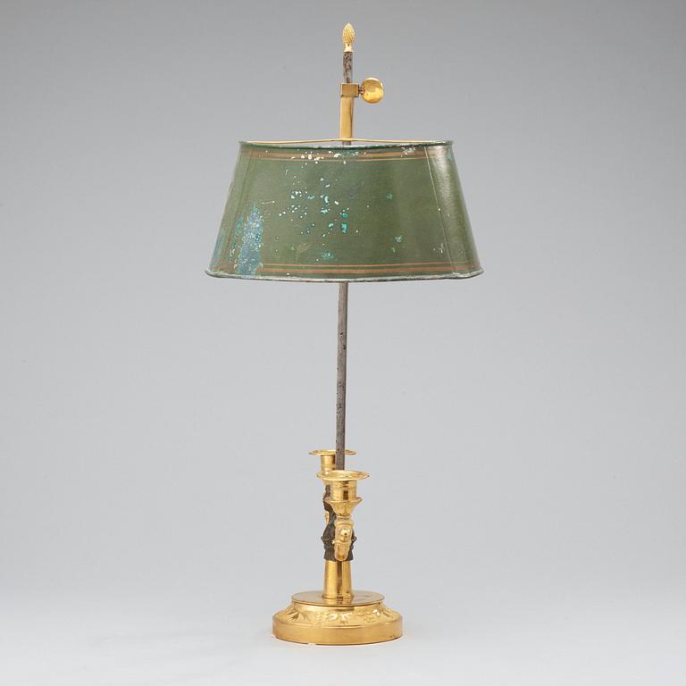 BORDSLAMPA, s.k. "lampe à bouillotte", för två ljus. Empire, 1800-talets första hälft.