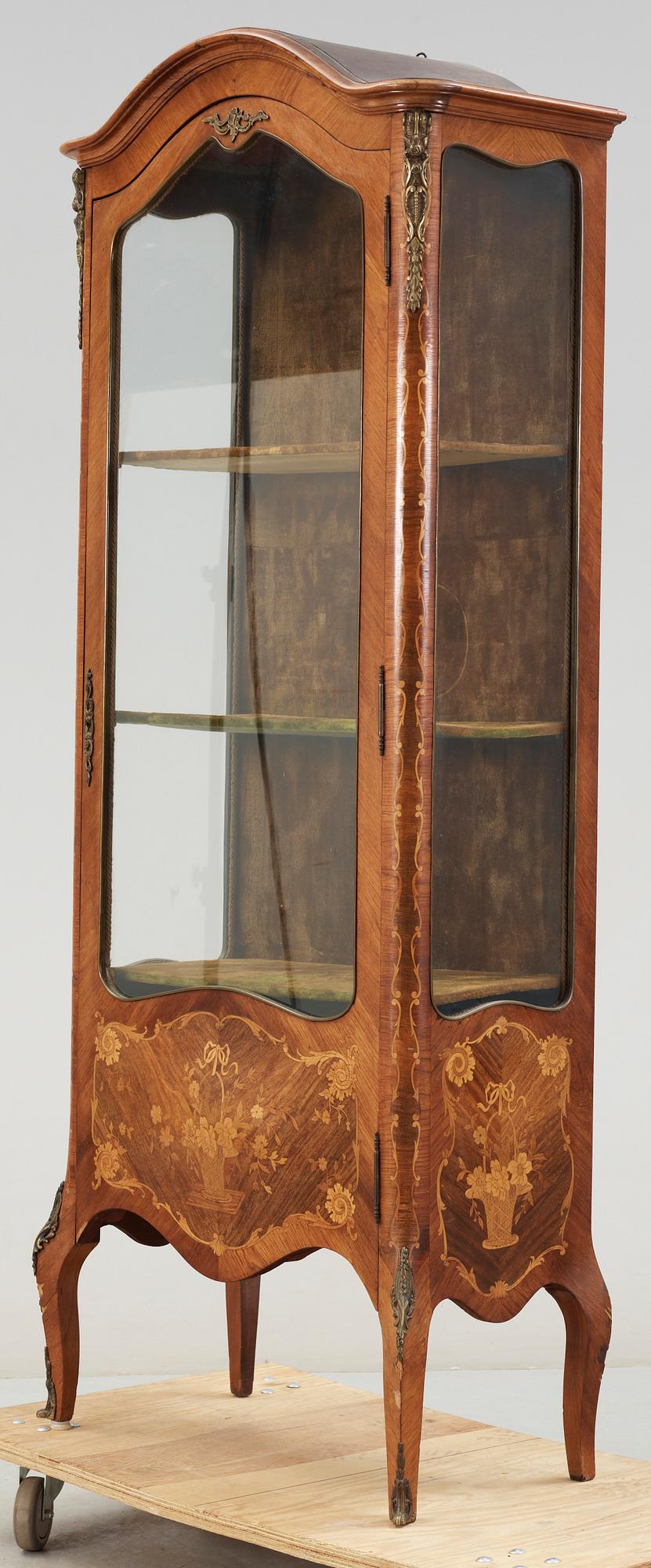 VITRINSKÅP, Louis XVI-stil, 1900-talets början.