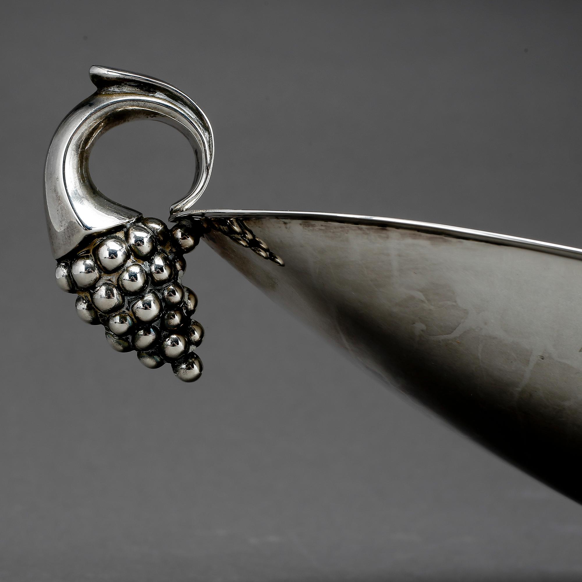 SKÅL, sterlingsilver, vikt ca 557 gram. Svenska importstämplar, troligen 1950-60-tal.