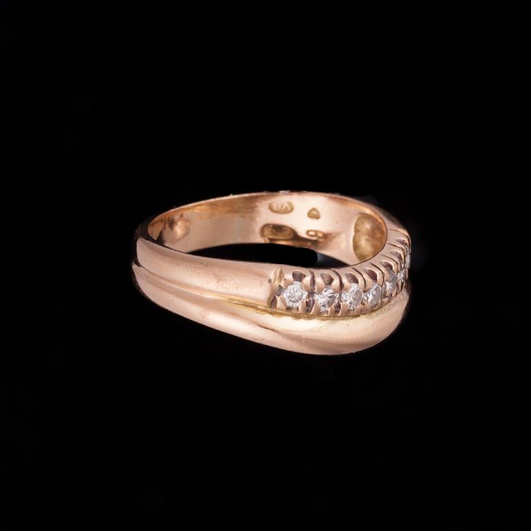 RING, guld 14K, 7 små diamanter, tot. 0,07 ct. Finska stämplar 1998. Vikt 4,1 g.