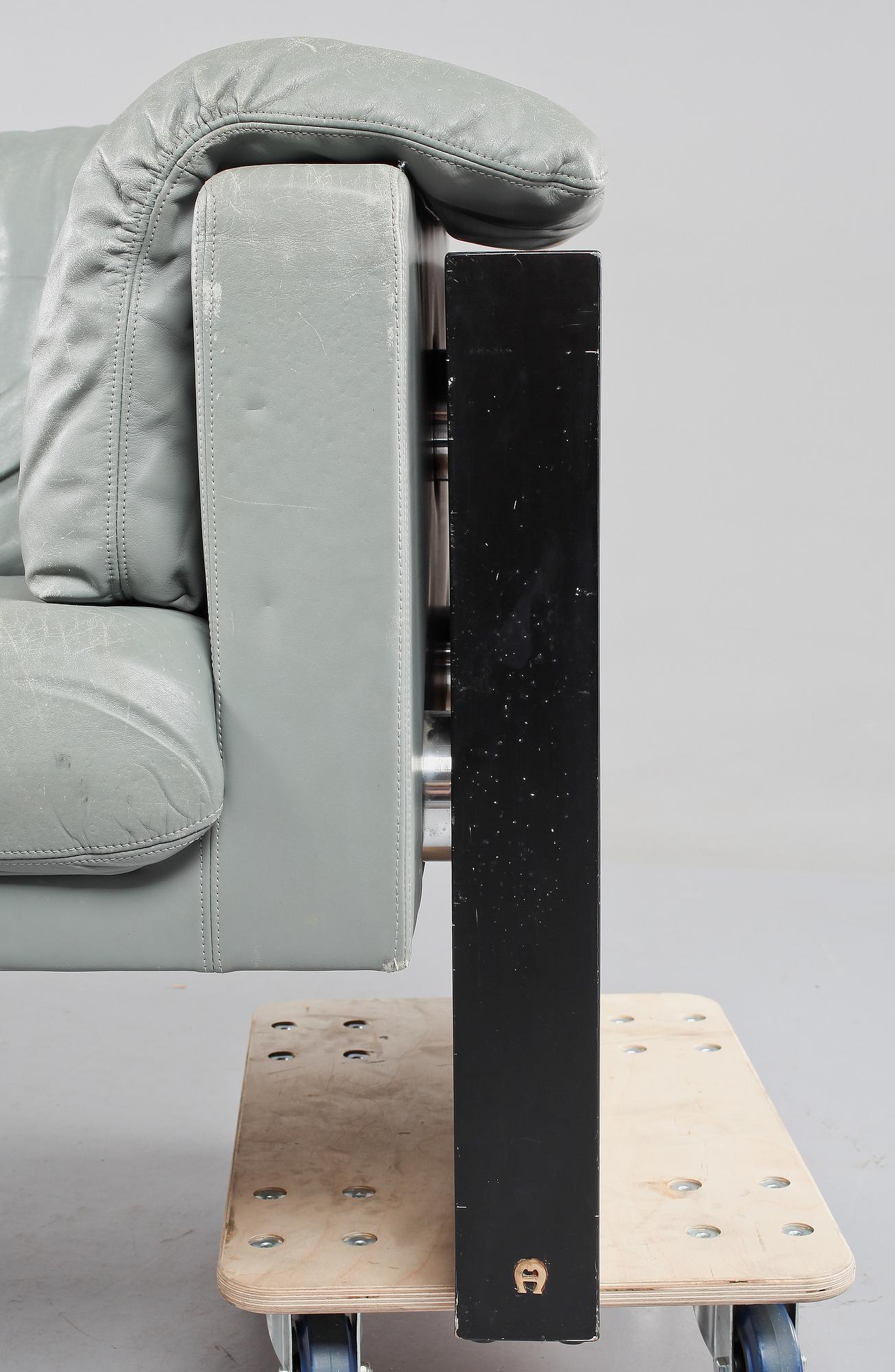 SOFFA, Etienne Aigner, 1900-talets fjärde kvartal.