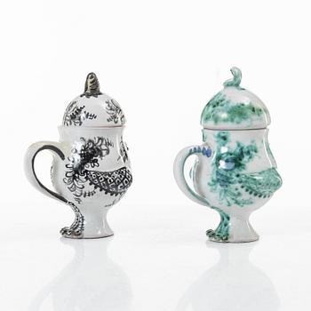 Björn Wiinblad, kannor med lock, två stycken, fajans, signerade och daterade -52 respektive -53.