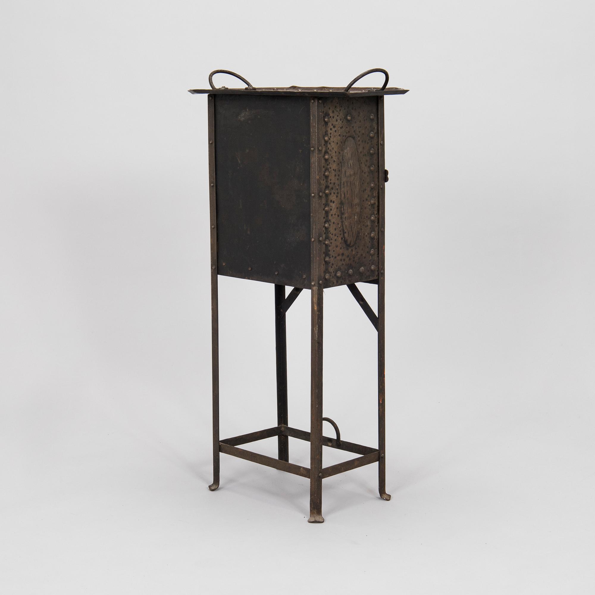 Barskåp / sidobord, koppar, 1900-talets början.