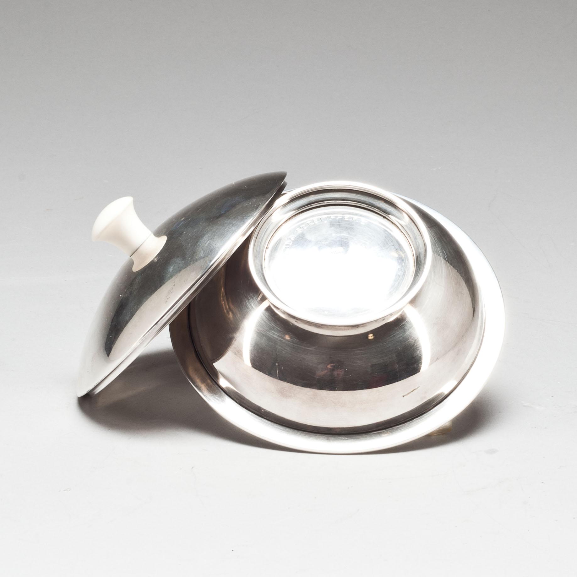 SKÅL med lock, sterlingsilver, C.F. Heise, Köpenhamn, 1933. Total vikt ca 286 g.