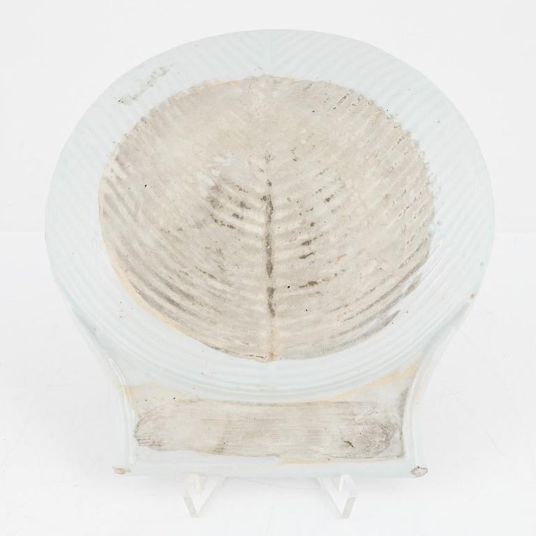An Imari porcealin butter bowl, China, 18th century.