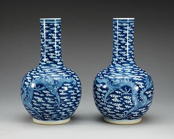 VASER, ett par, porslin. Sen Qing dynasti, med Kangxi fyra karaktärers märke.