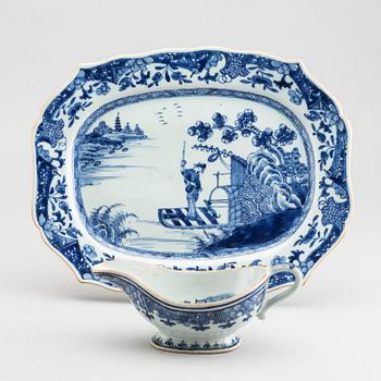 UPPLÄGGNINGSFAT SAMT SÅSSNIPA Kina Qianlong (1736-95) porslin.