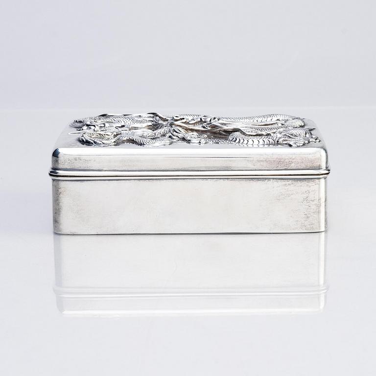 Ask med lock, silver. Kina, tidigt 1900-tal.
