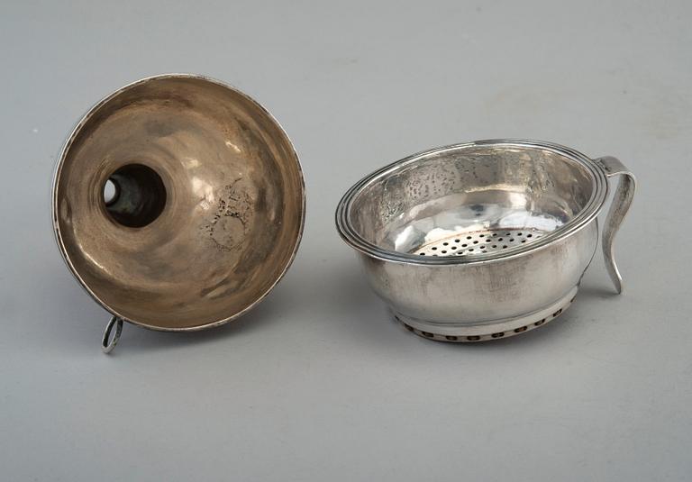 A WINE FUNNEL, sterling silver John Deacon London 1806. Length 11 cm, weight 114 g.