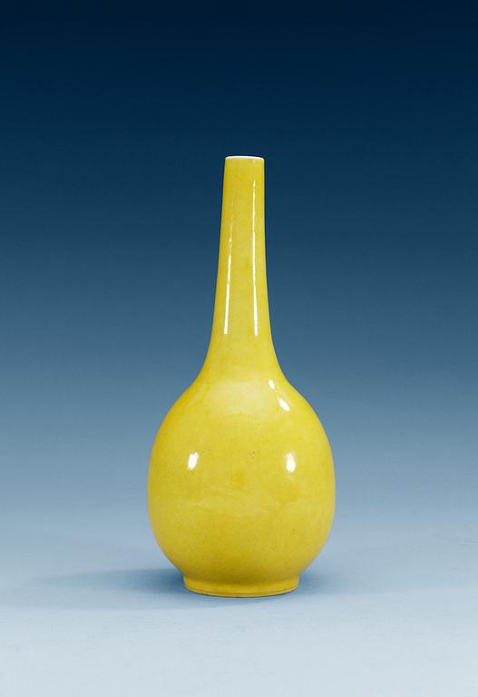 A yellow glazed vase, late Qing dynasty (1644-1912).