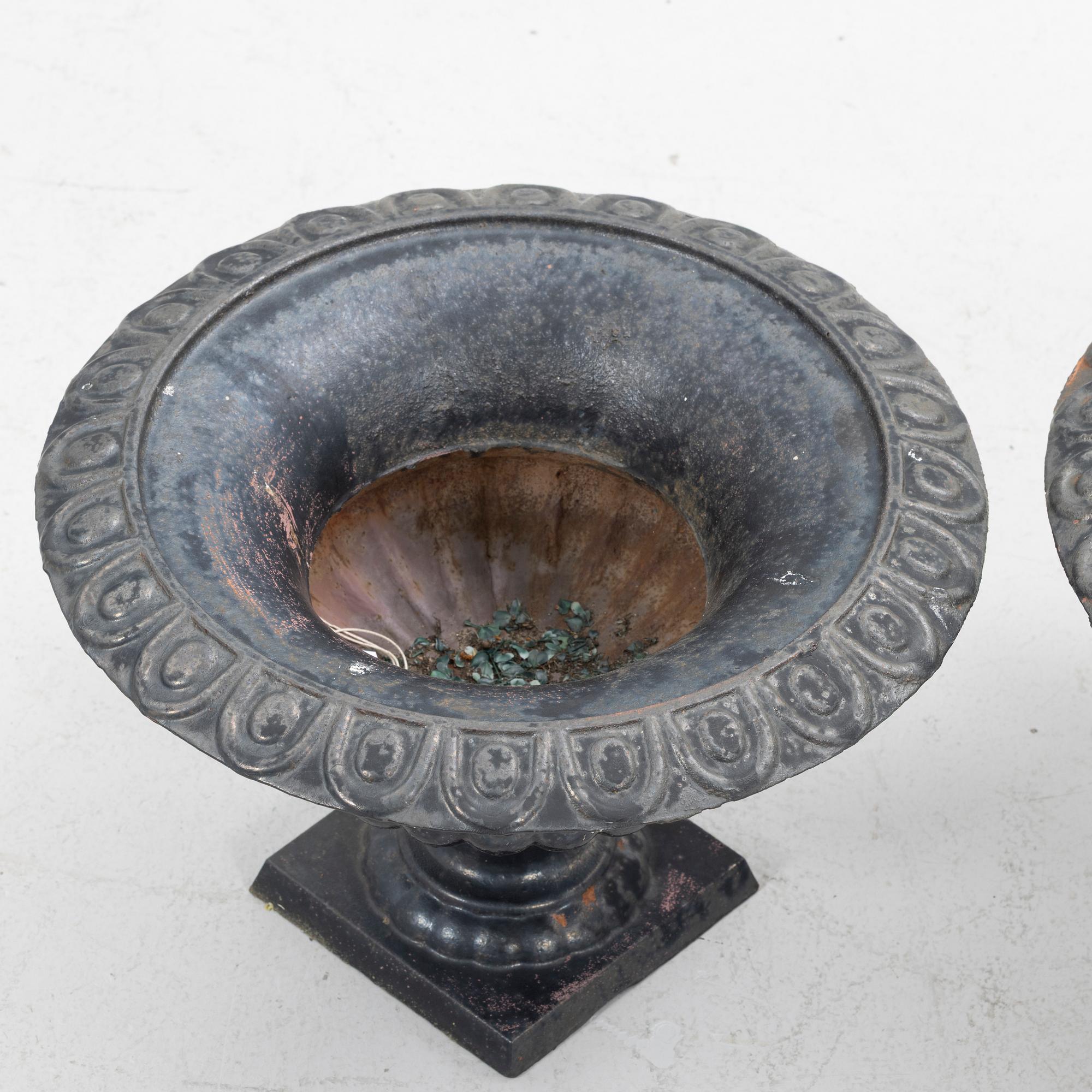 Garden urns, a pair, later part of the 20th century.