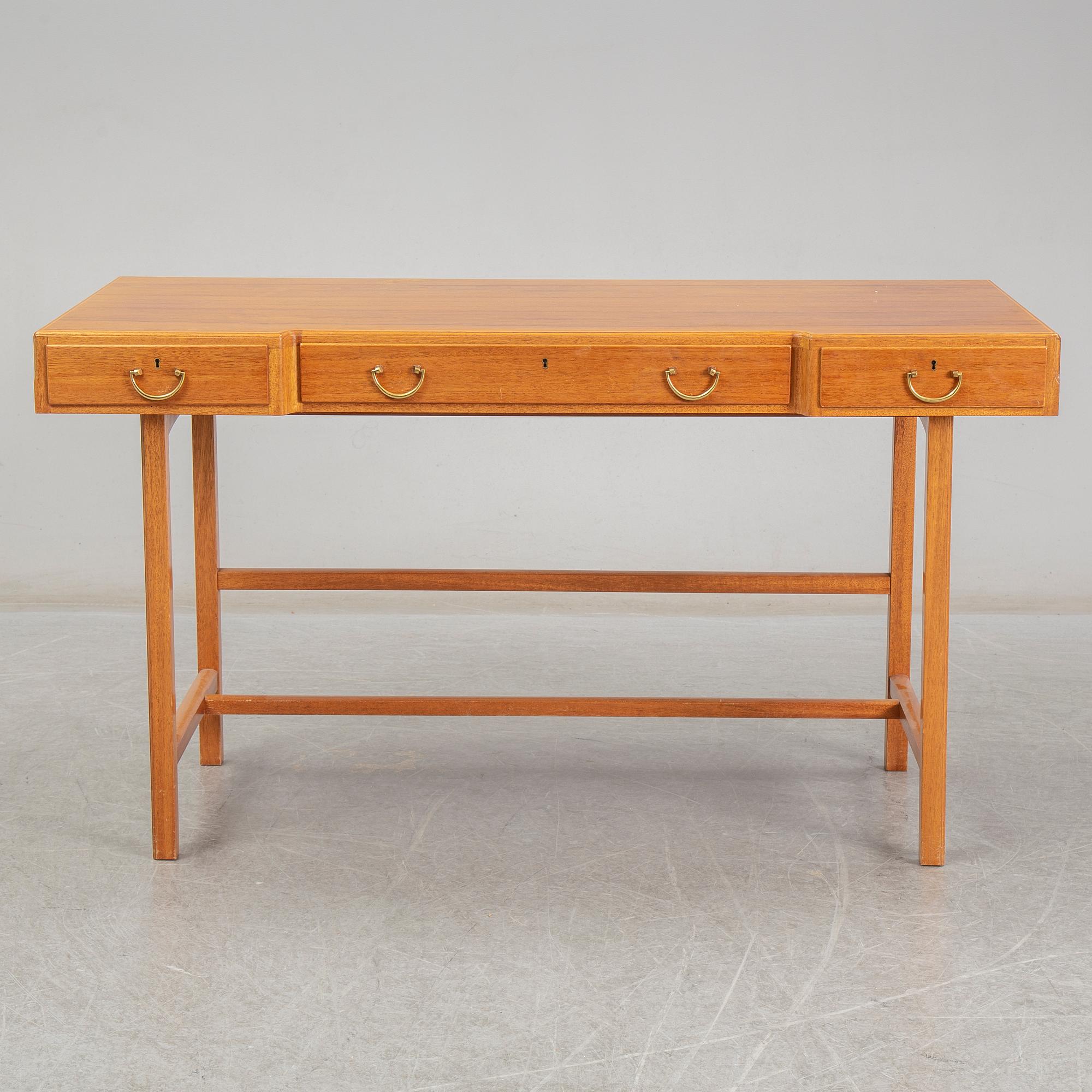 JOSEF FRANK, skrivbord, "Schatullskrivbordet", Firma Svenskt Tenn, modell 1022, före 1985.