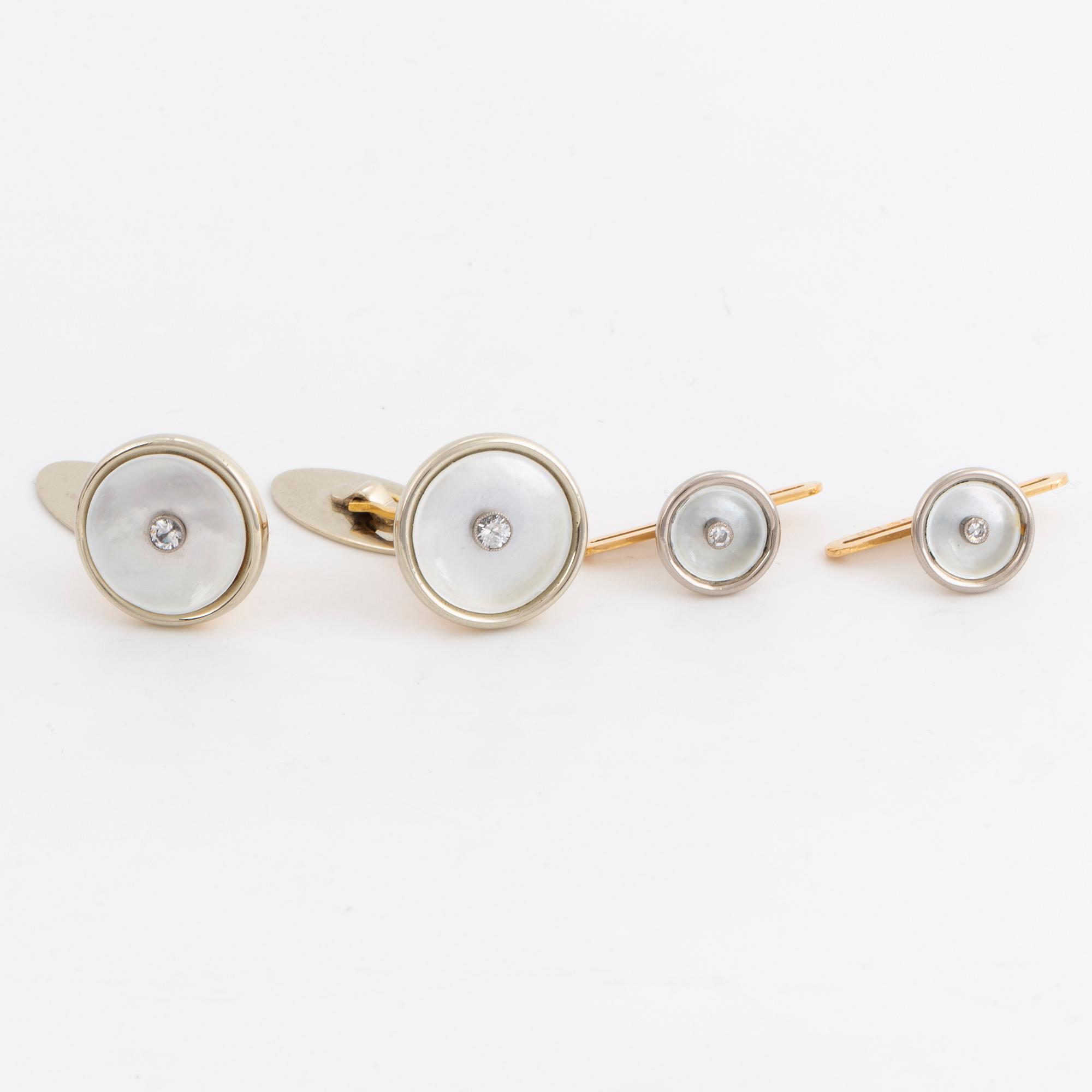 Cufflinks and shirt buttons, 18K gold and mother of pearl.
