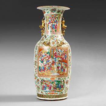 A large famille rose Canton vase, Qing dynasty, 19th Century.