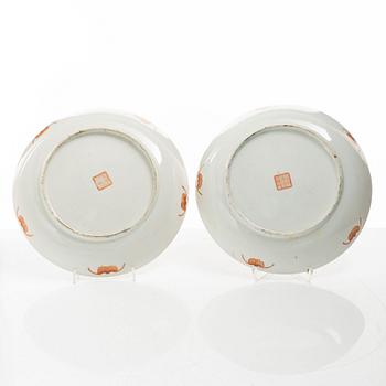 Ett par skålfat och ett par tallrikar, porslin, Kina, Qingdynastin, 1700- och 1800-tal.