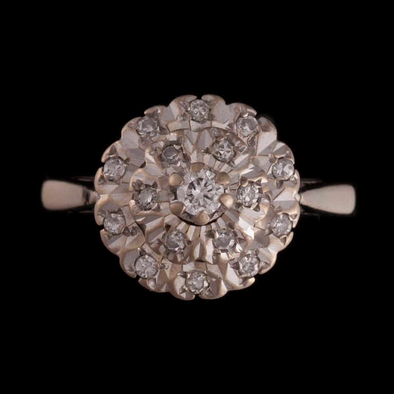 RING, 18K vitguld, briljantslipad och 8/8-slipade diamanter. Vikt ca 7,2 g.