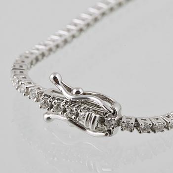 ARMBAND, 18K vitguld med briljantslipade diamanter ca 1.16 ct. Vikt 5,3 gram.