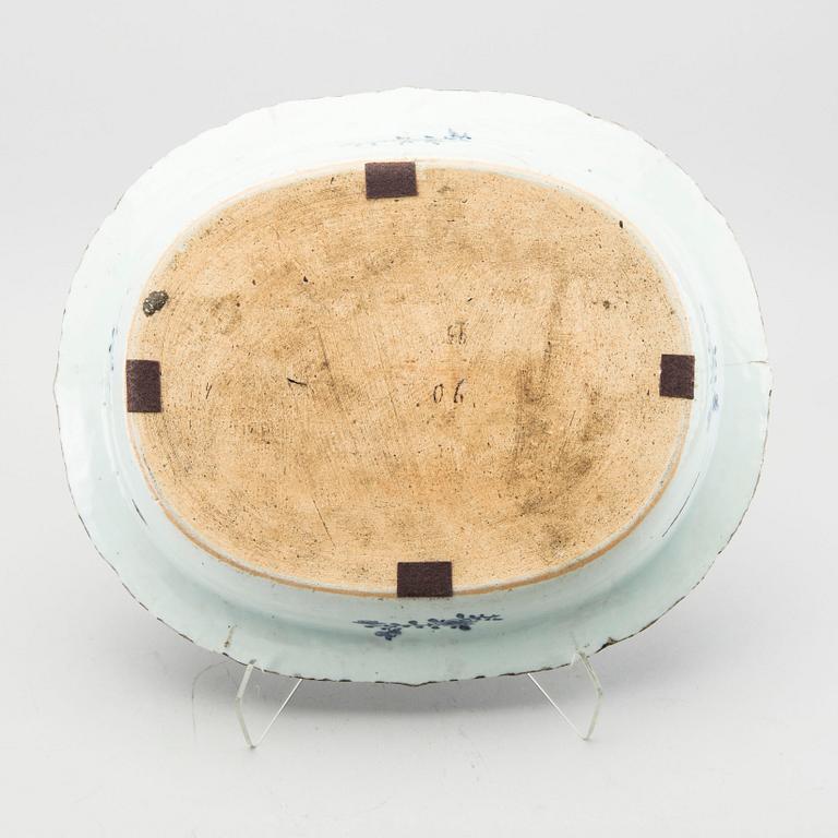 A Chinese Qianlong porcelain plate.