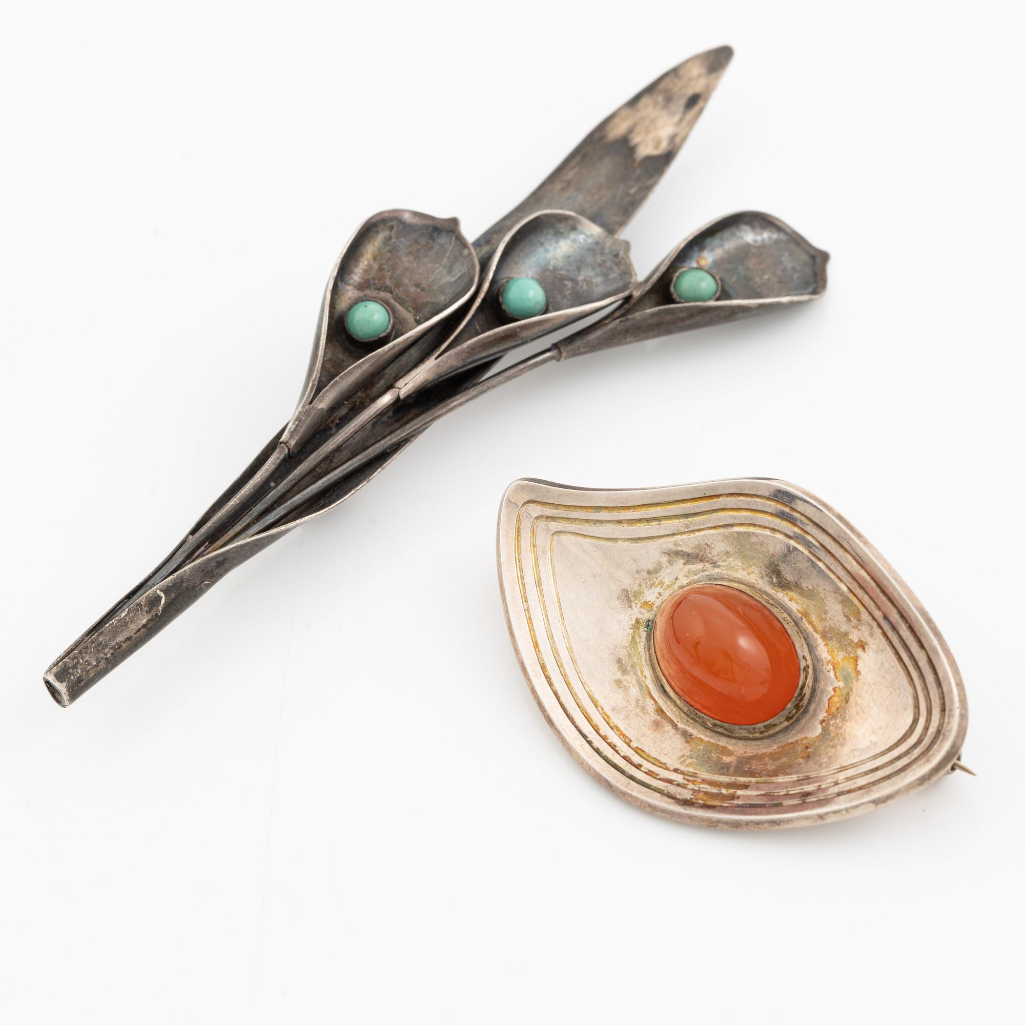 Två broscher, sterlingsilver med stenar, Michelsen, Stockholm 1952 och Per Sköld, Stockholm 1952.