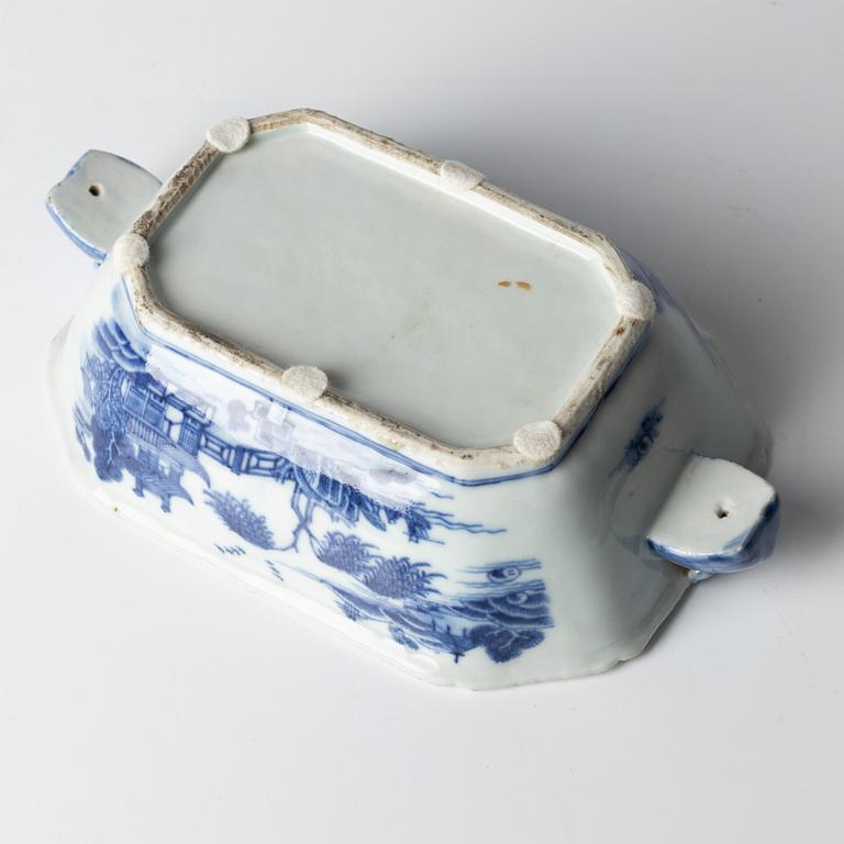 A blue and white small tureen with cover, Qing dynasty, Qianlong (1736-95).