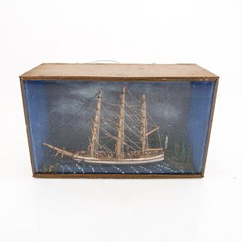 A diorama and a flaskbottle first half of the 20th century.