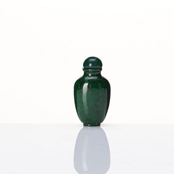 A Chinese jade snuff bottle with stopper, 20th century.