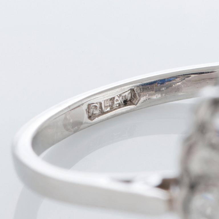 A platinum ring set with a faceted sapphire ca 1.90 cts and old-cut diamonds with a total weight of ca 0.50 cts.