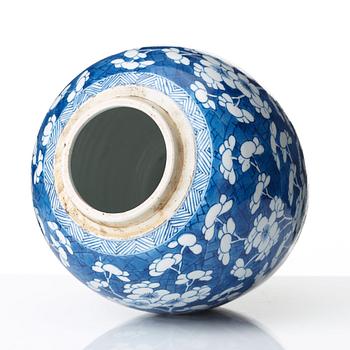 A blue and white jar, Qing  dynasty, Kangxi (1662-1722).