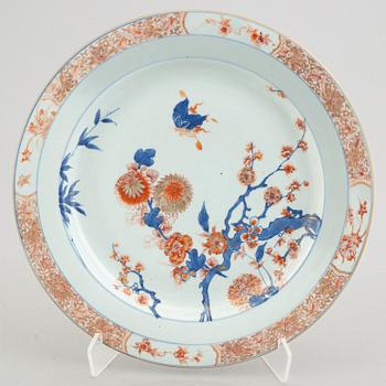 An Imari porcelain charger, China, Qing dynasty, first half of the 18th century.