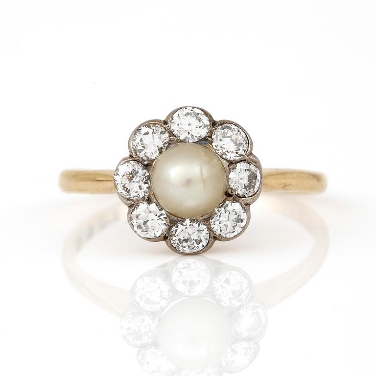 RING, med odlad pärla och gammalslipade diamanter, totalt ca 0,80 ct, Hugo Strömdahl, Stockholm, 1938.