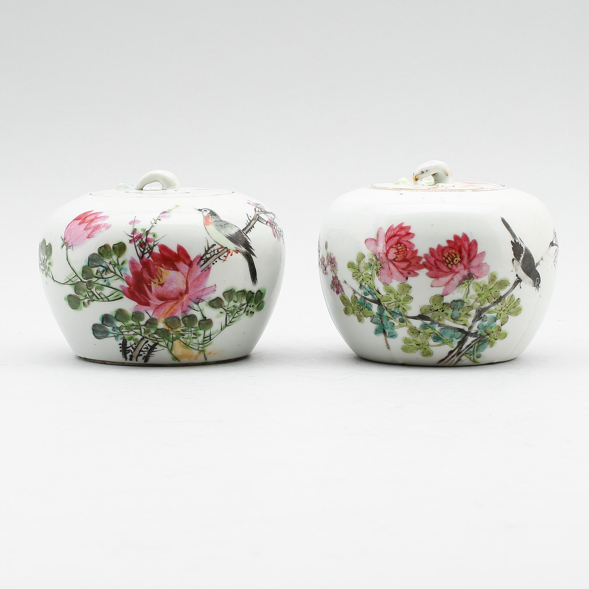 LOCKURNOR, 2 st, porslin, Kina, 1800-talets andra hälft.