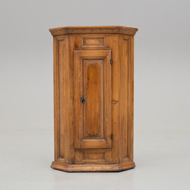 HÖRNSKÅP, Barock, allmoge, 1700-talets första hälft.