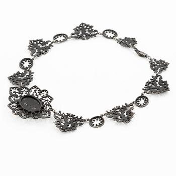 Collier, "eisengold", svärtat gjutjärn, nygotik, 1800-tal.