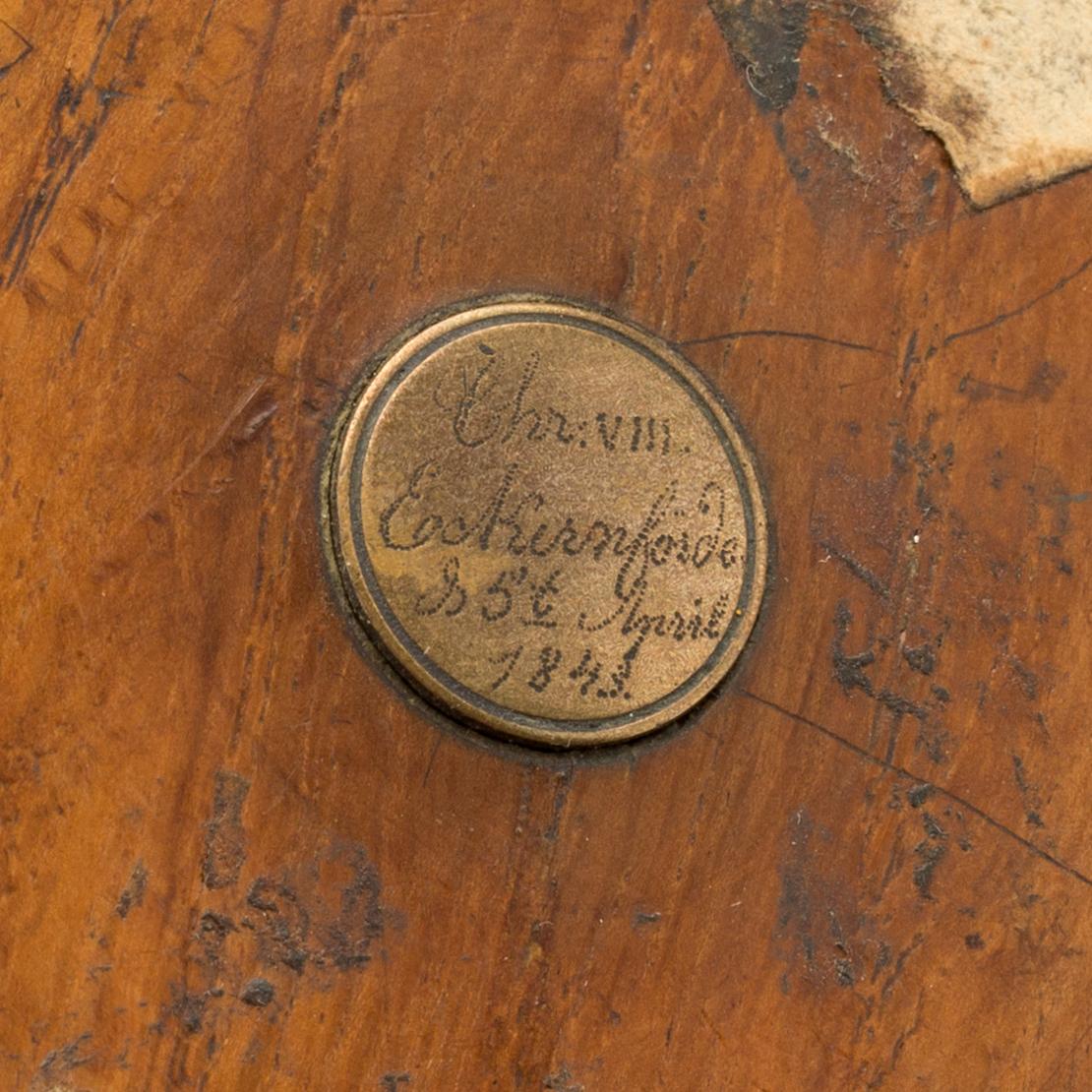 TRÅDRULLEHÅLLARE, trä och mässing, daterad 1843.