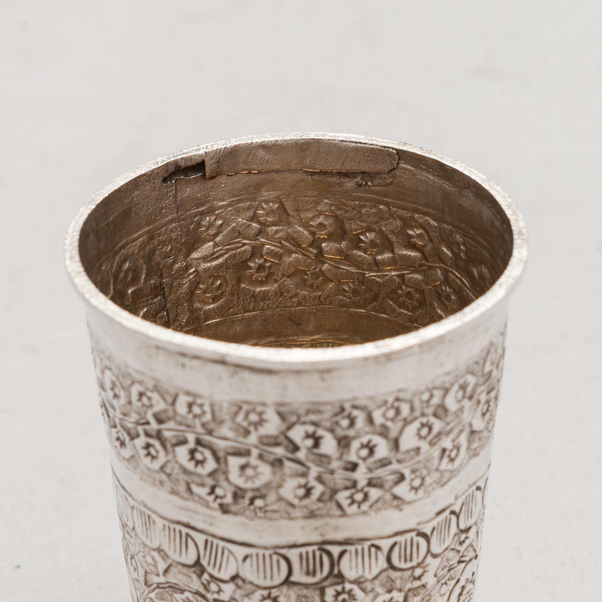 Silverföremål, 9 st: fat, tre servettringar och fem bägare, sannolikt Indien, 1900-tal.