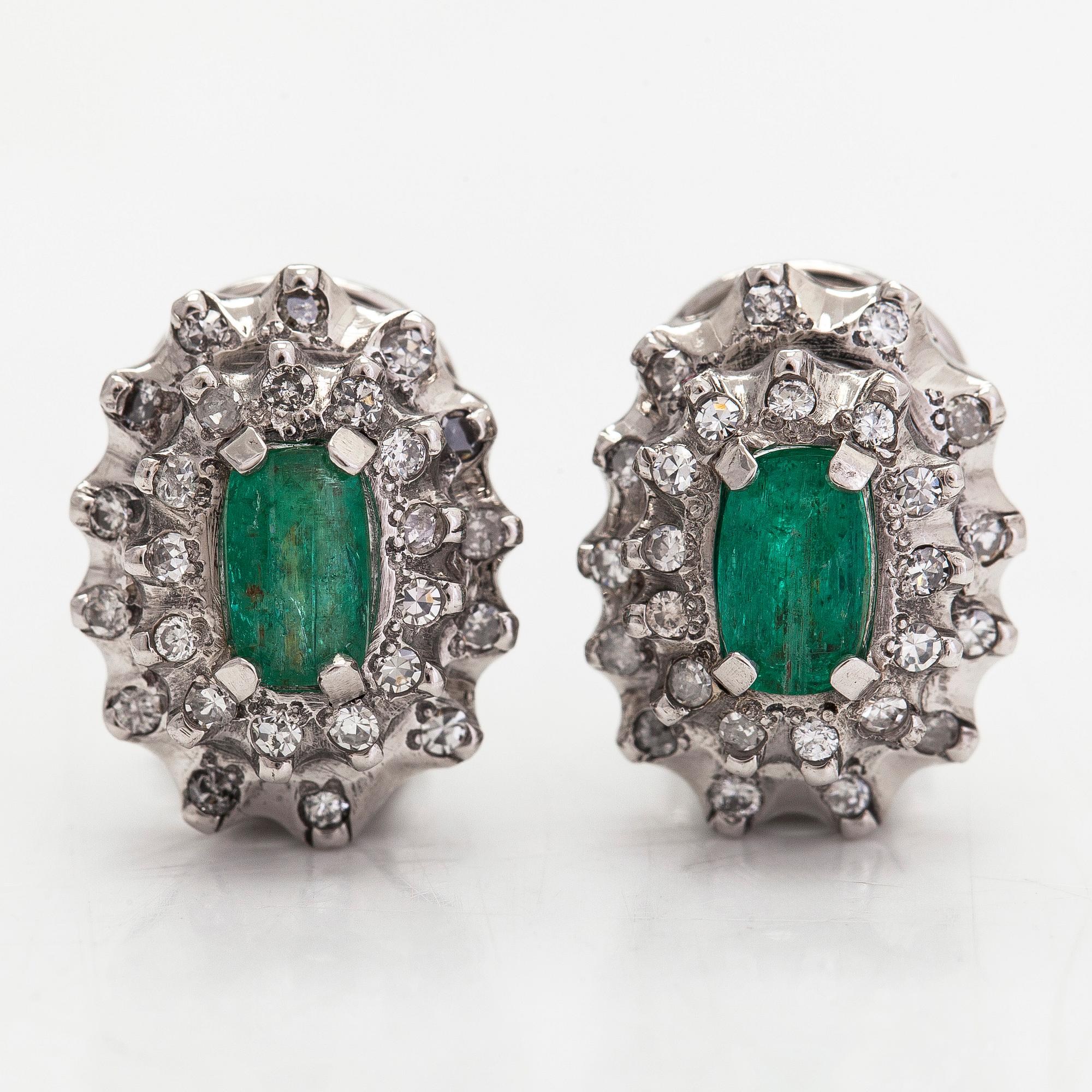 Örhängen, 14K vitguld med smaragder och diamanter.