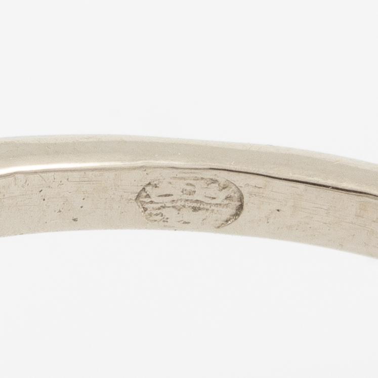 Ring in 18K white gold set with a faceted amethyst and rose-cut diamonds.