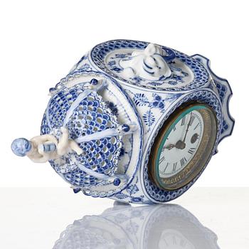 A Royal Copenhagen 'Musselmalet' / 'blue fluted full lace' table clock, Denmark, 1893-1900.