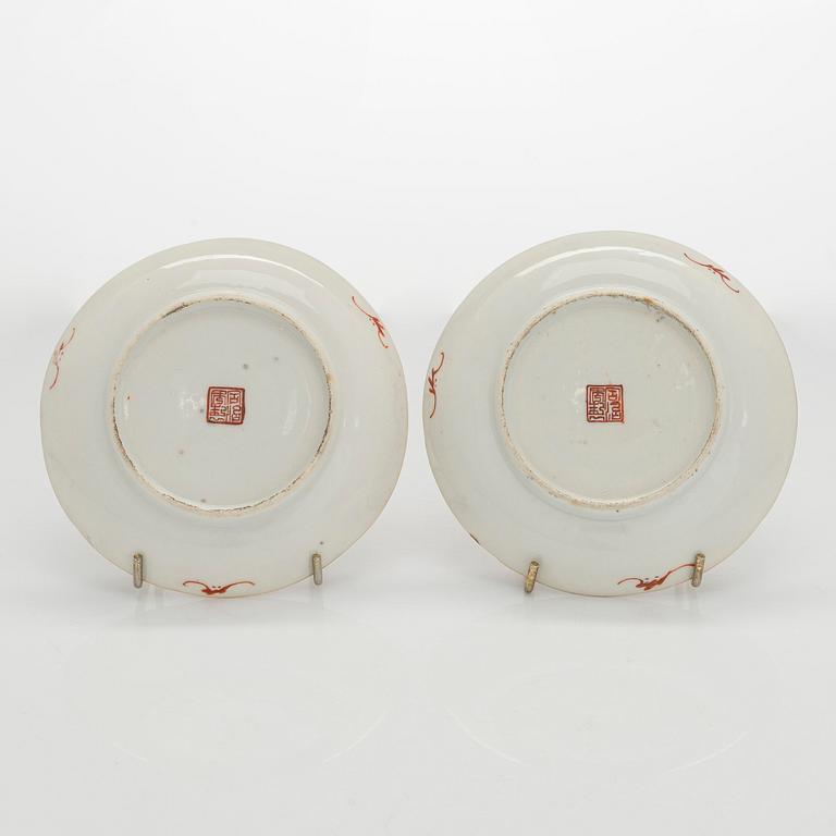 Tallrikar, 2 + 2 st, porslin, Kina, Qingdynastin, 1900-tal.