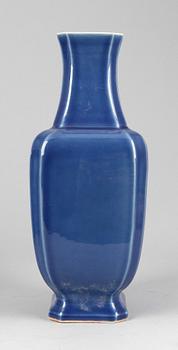 URNA, porslin, Kina 1900/2000-tal.