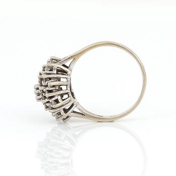RING, 14K vitguld med briljant och åttkantslipade diamanter, totalt ca 1ct enligt gravyr. Vikt ca 5g.
