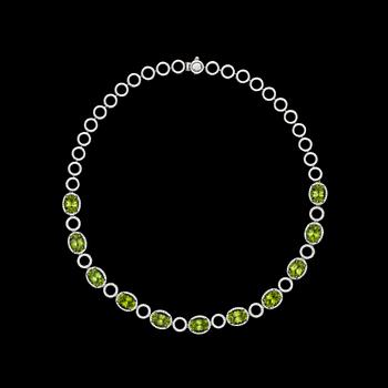 1118. A peridote, tot. 31.78 cts, and brilliant cut diamond necklace, tot. 2.91 cts.