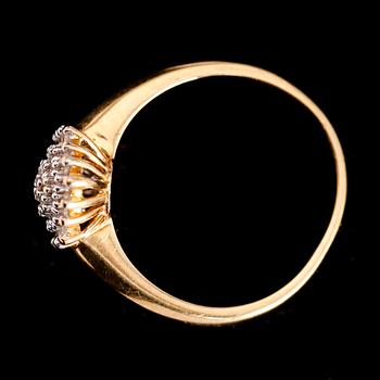 RING, 18 k guld, diamanter. Total vikt ca 4 gr.